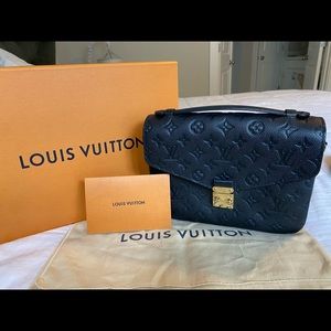 Louis Vuitton Pochette Métis in black empriente leather